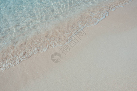美丽的背景干净的海滩在夏天夏天有沙子和阳光的海滩上海水的免版税高图片