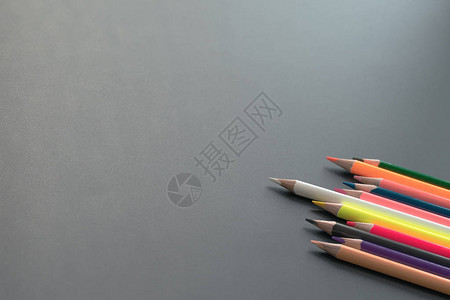 白铅笔在黑背景和复制空间上引领图片