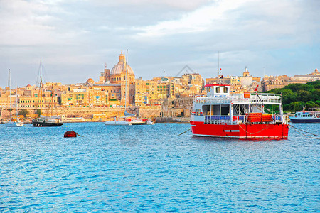马耳他岛圣保罗大教堂和渡轮船上图片