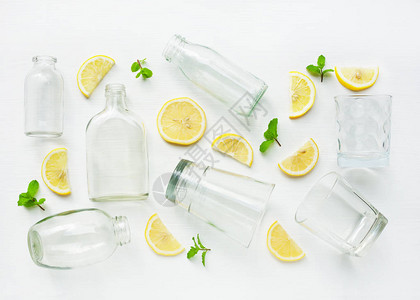 喝温柠檬水的健康益处白色背景图片