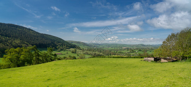 英格兰和威尔士之间英国边境地区典型的农图片