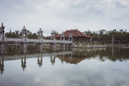 湖岸建筑全景水中倒影图片