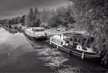 河流船只停靠在Sawbridgeworth图片