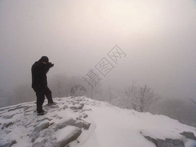 玉石拍摄图片摄影师拍摄了冰雪山岩的图片极端恶劣的天气松木岩石峰值从背景