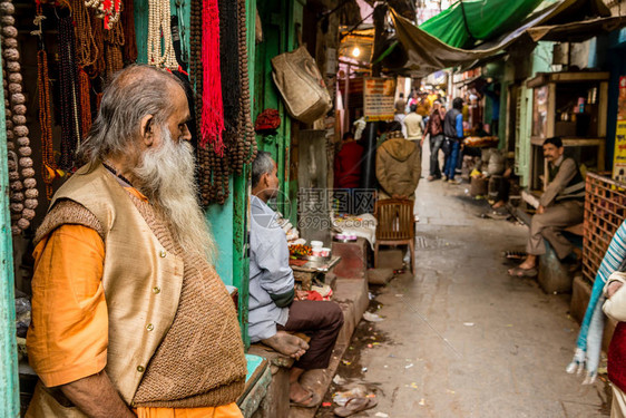 商店老板在印度瓦拉纳西狭小的街图片