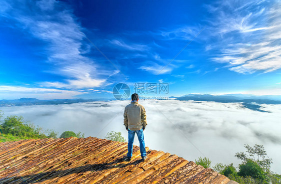 站在高山风景秀丽的农村家乡的剪影年轻人在早晨山谷雾笼罩的山脉若隐现为越南本土的图片