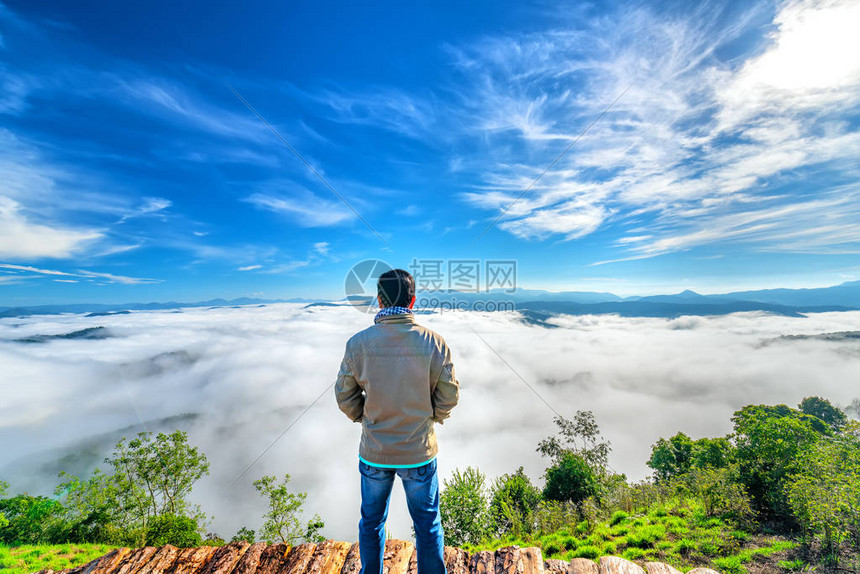 站在高山风景秀丽的农村家乡的剪影年轻人在早晨山谷雾笼罩的山脉若隐现为越南本土的图片