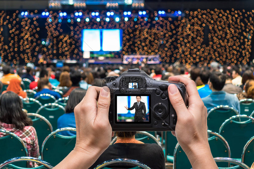 手持相机在会展中心背景商务会议和教育理念下的会议厅观众后视图上给舞台图片