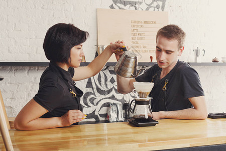 咖啡业务背景与副本空间两个年轻的调酒师在咖啡吧柜台准备新鲜的咖啡的肖像职业背景图片