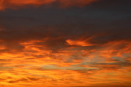 夕阳红橙色的天空在夜云下图片