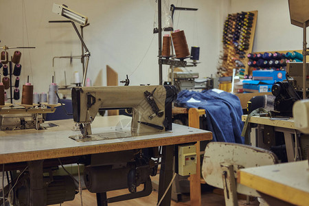 缝纫车间有缝纫机的裁缝工场图像请查看InfoFinlan图片