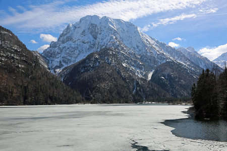位于奥地利和斯洛文尼亚边境附近的LagoPredil湖称为LagoP背景图片