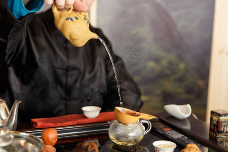 传统师父从玻璃茶壶倒茶图片