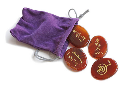 装袋的ReikiStones和紫Velvet四块骨灰石金印着4个主要R图片