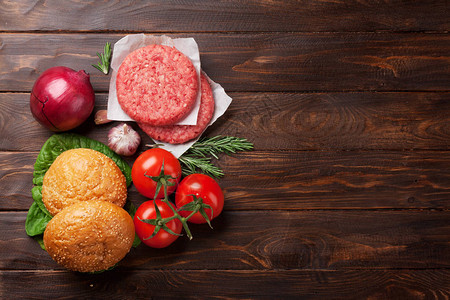 美味的烤家做汉堡煮牛肉番茄芝士黄瓜和生菜最有食图片