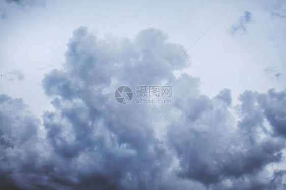 大卷曲的暴风雨云雨前的天空图片