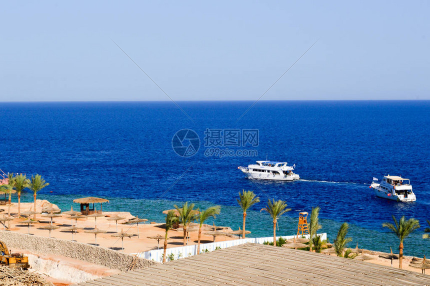 两艘美丽的豪华白色大游艇在蓝色的盐海中航行图片