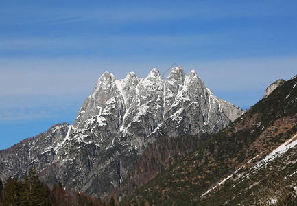 意大利北部有五座山峰图片