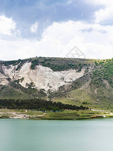 前往土耳其春季卡帕多西亚阿克萨赖省地热田的山和Narligol火山口湖Lak图片