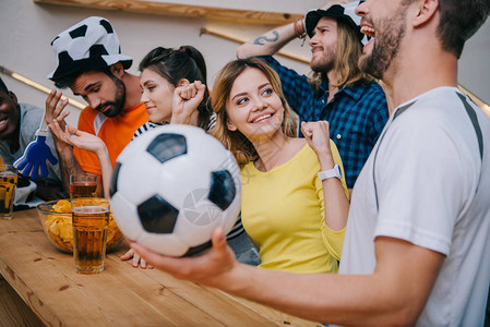 参加在酒吧看足球比赛的友人团体有情绪图片