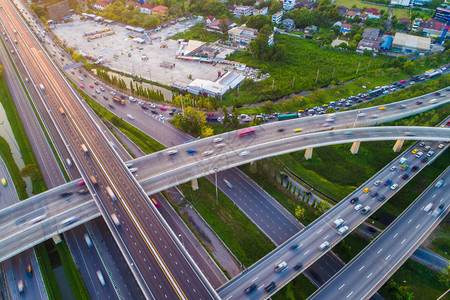 载有车辆行驶的高速公路交通公路图片