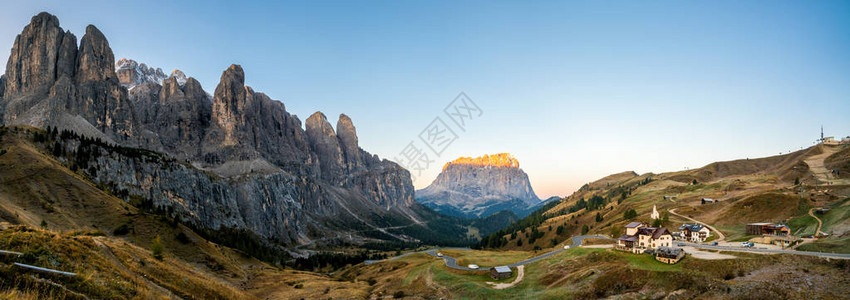 白云岩意大利全景观日出照耀着SassolungoLangkofelGroupPassoGardenaWesternDolomit背景图片