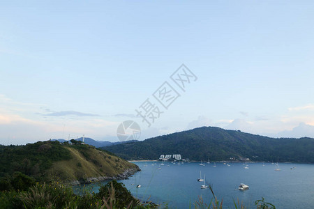 蓝海风景有山地和帆船旅游概念和南图片