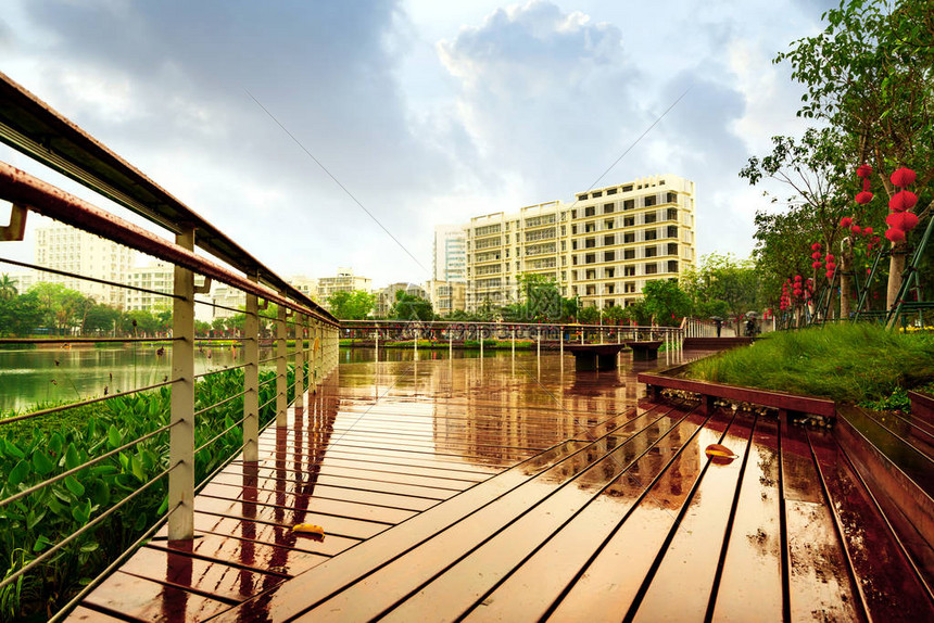 雨中的湖泊和公园海南岛图片