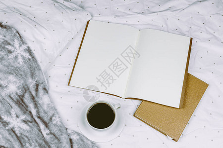 咖啡和床上的书图片