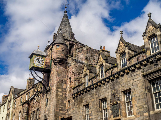 仰望在爱丁堡苏格兰皇宫一带的卡农盖特托尔布思图片