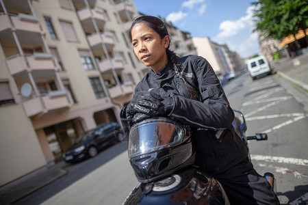 摩托车上戴着黑色头盔的女人图片