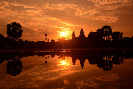 在柬埔寨西部暹粒市附近的寺庙城市吴哥窟的吴哥窟寺庙的日出图片