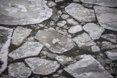 河面的冰层裂图片