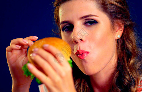 女人吃三明治快乐的女孩在节食后吃汉堡她张开嘴图片