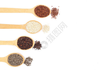 黑红白藜麦和奇亚籽在木勺中隔离在白色背景上图片