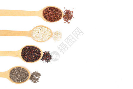 黑红白藜麦和奇亚籽在木勺中隔离在白色背景上背景图片