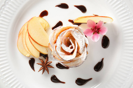 美味的苹果玫瑰从泡芙糕饼和巧克图片
