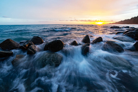 海浪冲击着岩石海滩日落美丽的自然夏季海景泰国普吉Ph图片