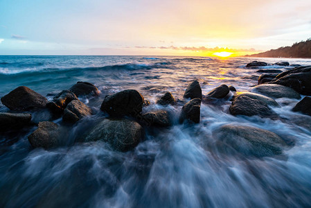 海浪席卷海边海面美极了晨图片