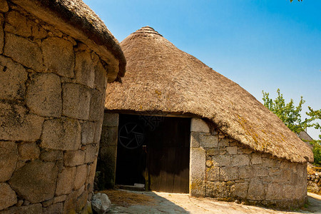圆形或椭圆形植物和稻草盖用作房屋或谷仓西班牙加利西亚卢戈奥斯安卡雷斯皮奥图片