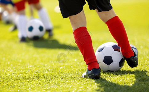 儿童少年足球训练课程儿童足球训练足球运动服中儿童足球运动员跑步和图片