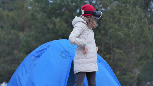 穿着红色帽子的迷人年轻女游客坐在旅游帐篷里图片