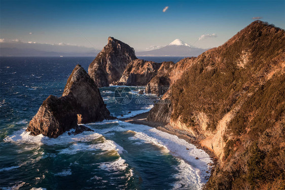 冬天的仙门岩和富士山图片