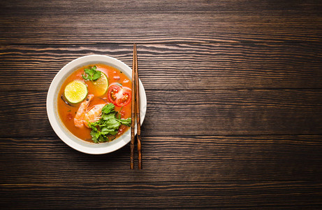 在碗里放着虾的热鲜辣传统泰式汤图片