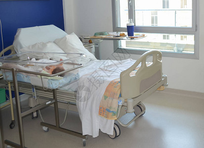 空的医院房间床边有供病人和新生图片