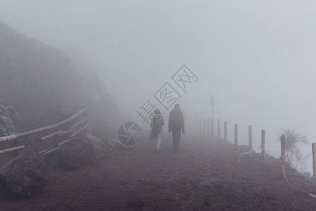人们爬上山顶在雾中图片