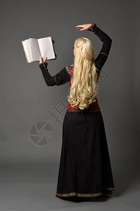 穿着红色和黑色幻想中世纪长袍的金发美女全长肖像在灰色背图片