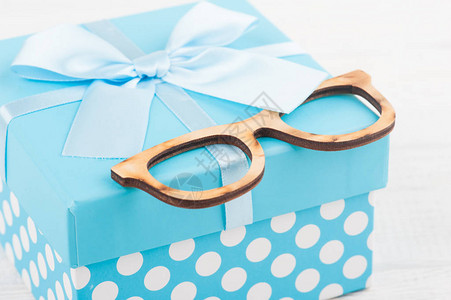 蓝礼盒带白色木背景的丝带父亲节概念图片