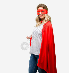 年轻的超级英雄女英雄穿着斗篷满怀自信和快乐带着巨背景图片