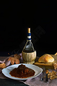 红烧牛尾的典型西班牙食物背景图片